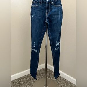 Levi’s 711 Skinny Torn Knee Size 26